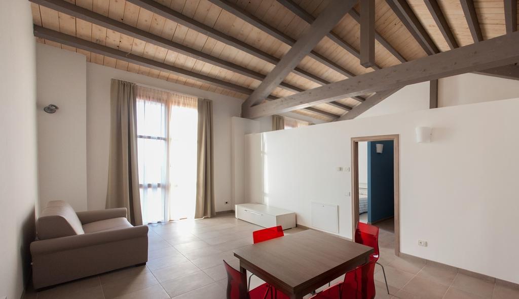 One-Bedroom Apartment,135595386:JPEG